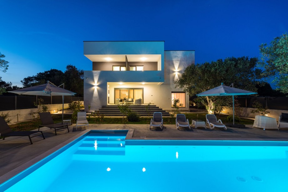 Crowonder Sun Dance Apartments- Apartment A2 with Heated Swimming Pool, Seaview and Green Garden