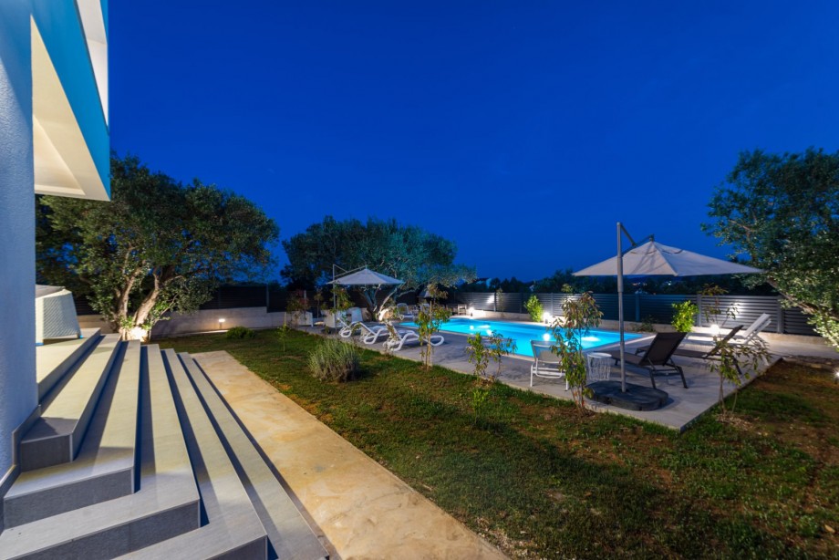 Crowonder Sun Dance Apartments- Apartment A2 with Heated Swimming Pool, Seaview and Green Garden