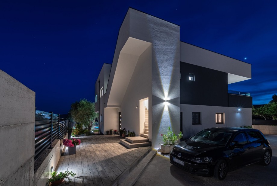 Crowonder Sun Dance Apartments- Apartment A2 with Heated Swimming Pool, Seaview and Green Garden