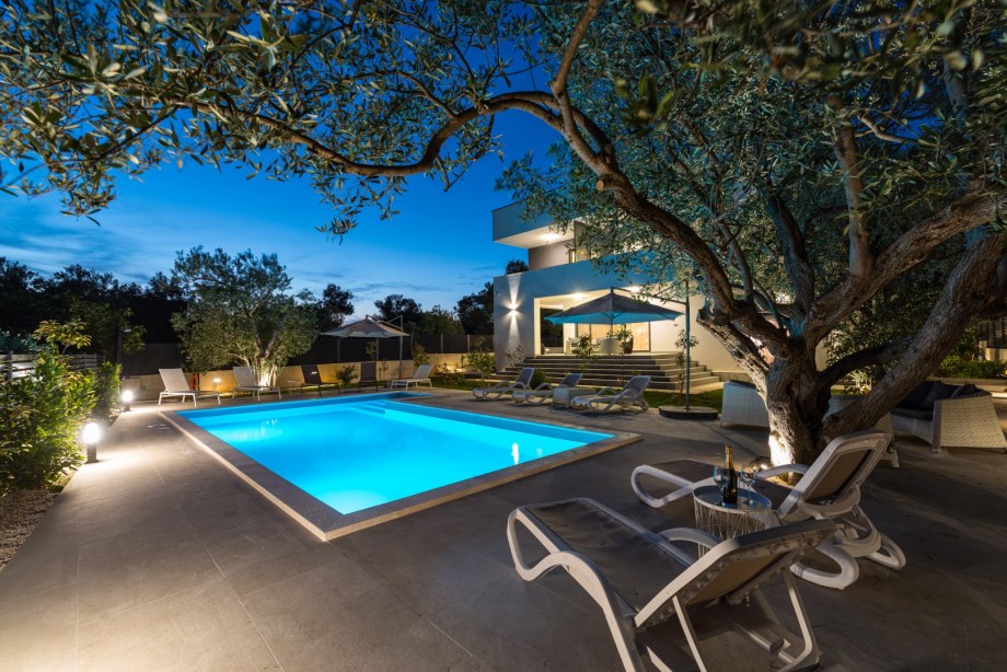 Crowonder Sun Dance Apartments- Apartment A2 with Heated Swimming Pool, Seaview and Green Garden