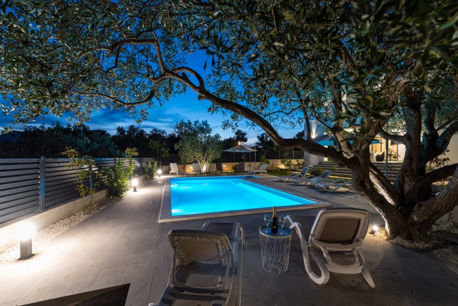 Crowonder Sun Dance Apartments- Apartment A2 with Heated Swimming Pool, Seaview and Green Garden