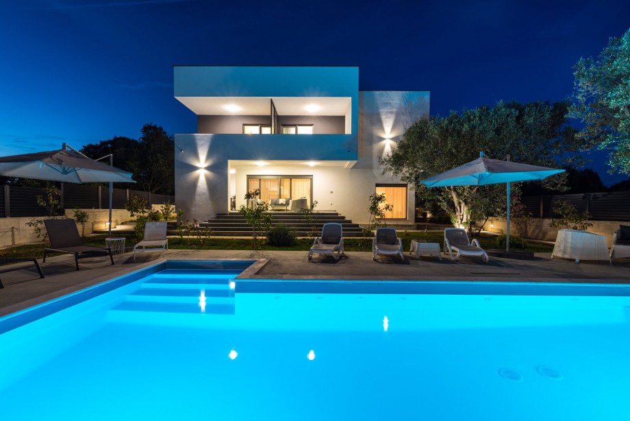 Crowonder Sun Dance Apartments- Apartment A2 with Heated Swimming Pool, Seaview and Green Garden