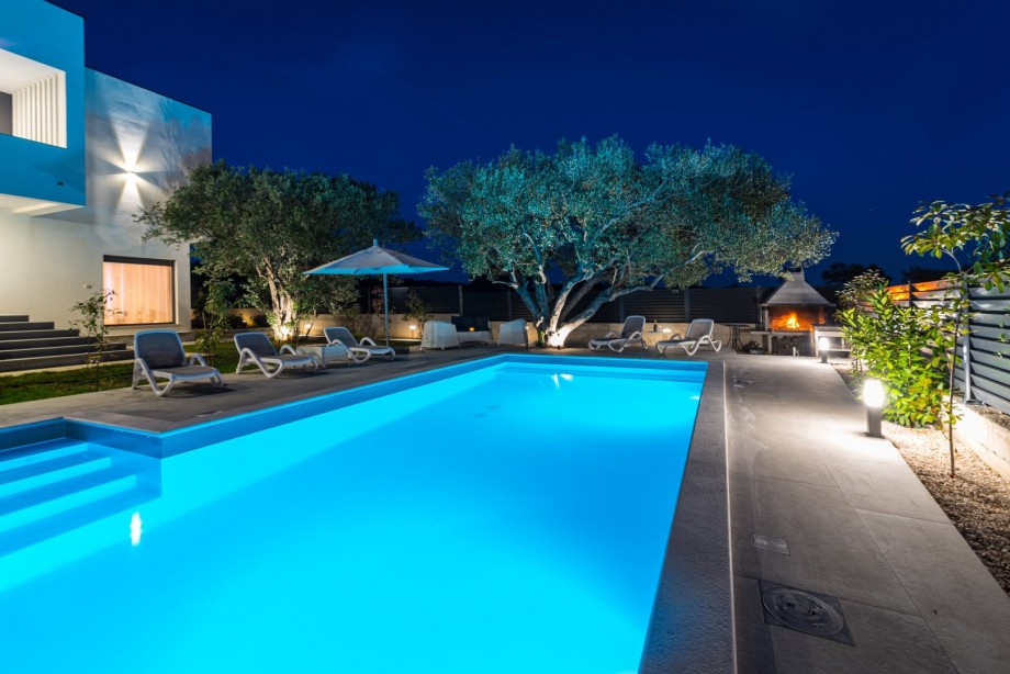 Crowonder Sun Dance Apartments- Apartment A2 with Heated Swimming Pool, Seaview and Green Garden