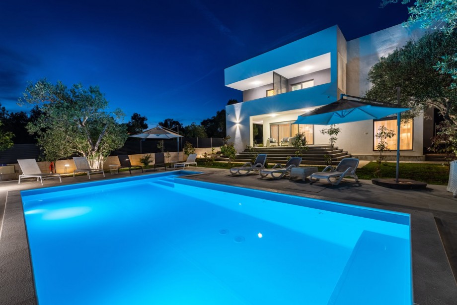 Crowonder Sun Dance Apartments- Apartment A2 with Heated Swimming Pool, Seaview and Green Garden