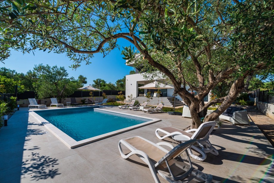 Crowonder Sun Dance Apartments- Apartment A2 with Heated Swimming Pool, Seaview and Green Garden