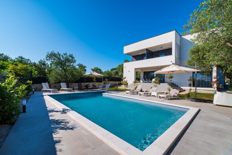 Crowonder Sun Dance Apartments- Apartment A2 with Heated Swimming Pool, Seaview and Green Garden