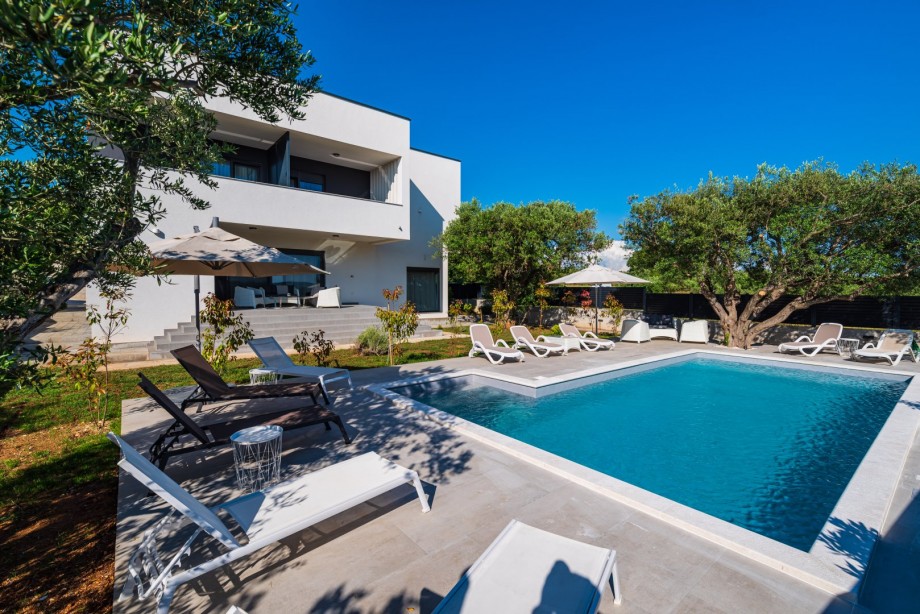Crowonder Sun Dance Apartments- Apartment A2 with Heated Swimming Pool, Seaview and Green Garden