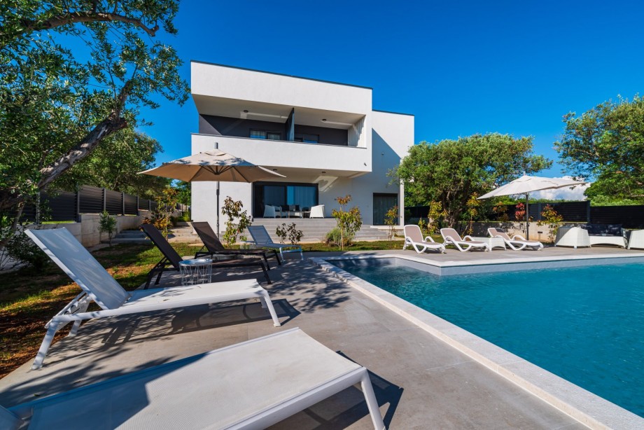 Crowonder Sun Dance Apartments- Apartment A2 with Heated Swimming Pool, Seaview and Green Garden