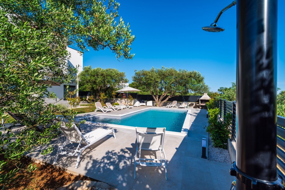 Crowonder Sun Dance Apartments- Apartment A2 with Heated Swimming Pool, Seaview and Green Garden
