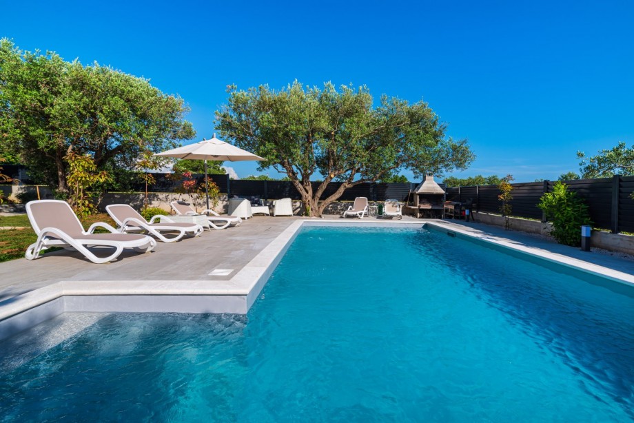 Crowonder Sun Dance Apartments- Apartment A2 with Heated Swimming Pool, Seaview and Green Garden