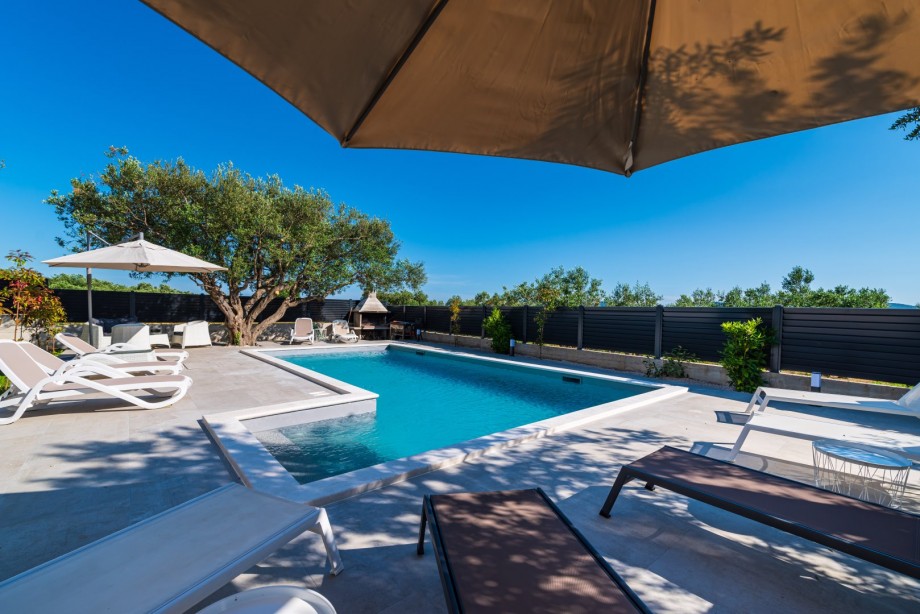 Crowonder Sun Dance Apartments- Apartment A2 with Heated Swimming Pool, Seaview and Green Garden