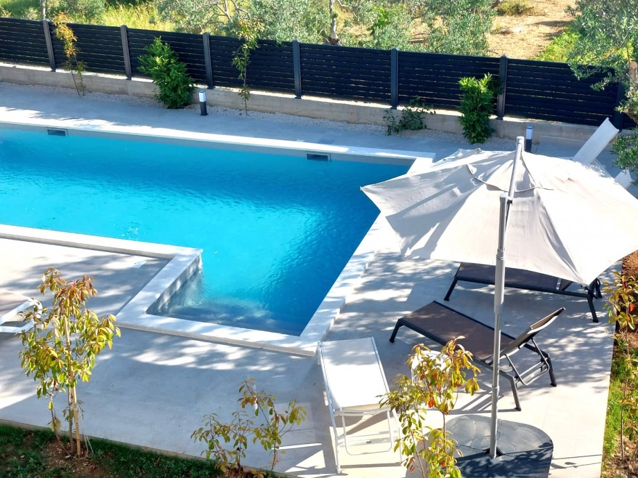 Crowonder Sun Dance Apartments- Apartment A2 with Heated Swimming Pool, Seaview and Green Garden