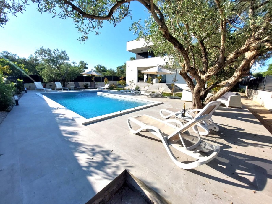 Crowonder Sun Dance Apartments- Apartment A2 with Heated Swimming Pool, Seaview and Green Garden