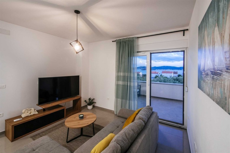 Crowonder Sun Dance Apartments- Apartment A2 with Heated Swimming Pool, Seaview and Green Garden
