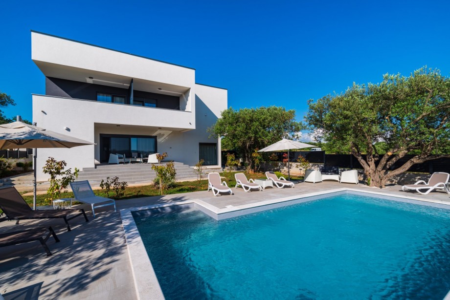 Crowonder Sun Dance Apartments-  Apartment A1 with Heated Swimming Pool, Seaview and Green Garden