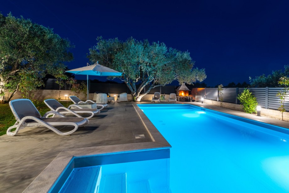 Crowonder Sun Dance Apartments-  Apartment A1 with Heated Swimming Pool, Seaview and Green Garden