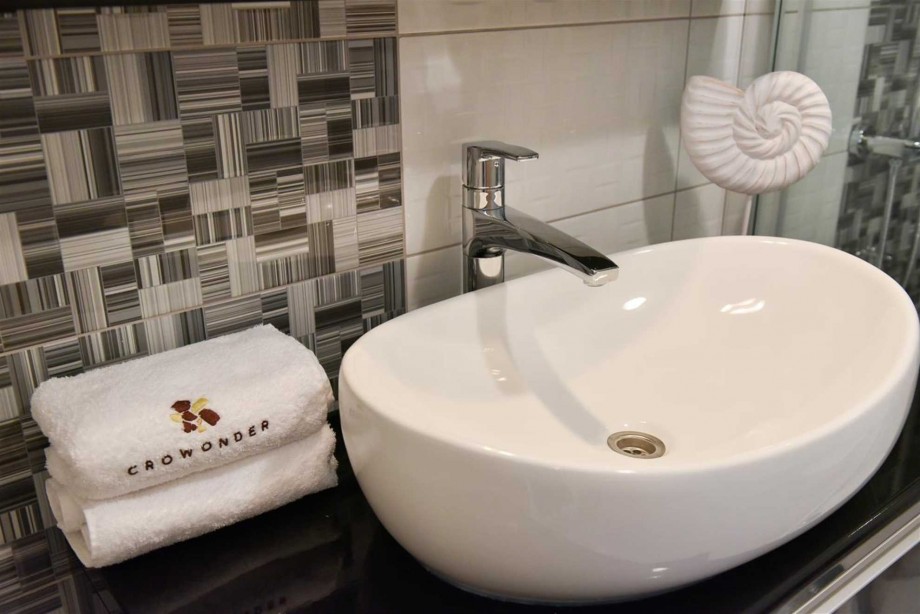 CROWONDER Luxury Vir Apartments- Apartment A3 with Sea View