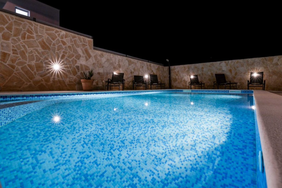CROWONDER Villa Smile with Swimming Pool