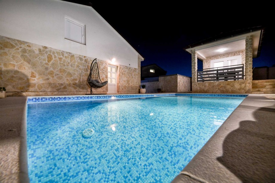 CROWONDER Villa Smile with Swimming Pool