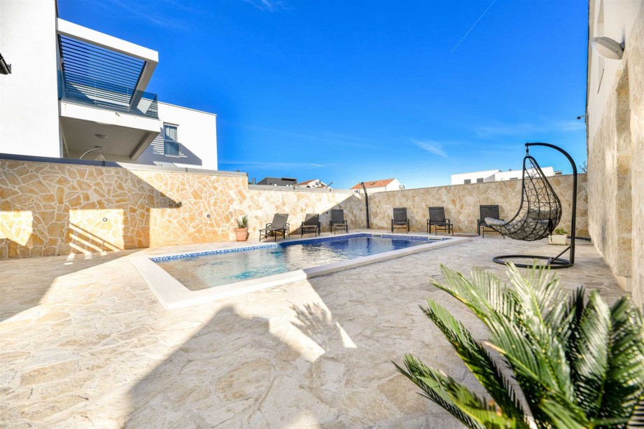CROWONDER Villa Smile with Swimming Pool