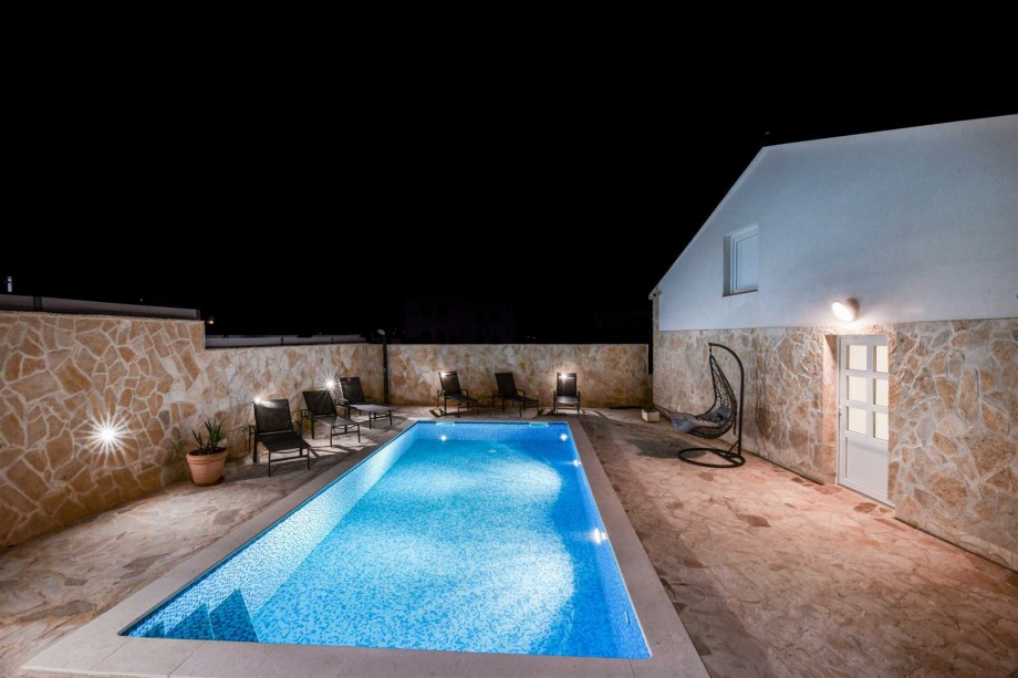 CROWONDER Villa Smile with Swimming Pool