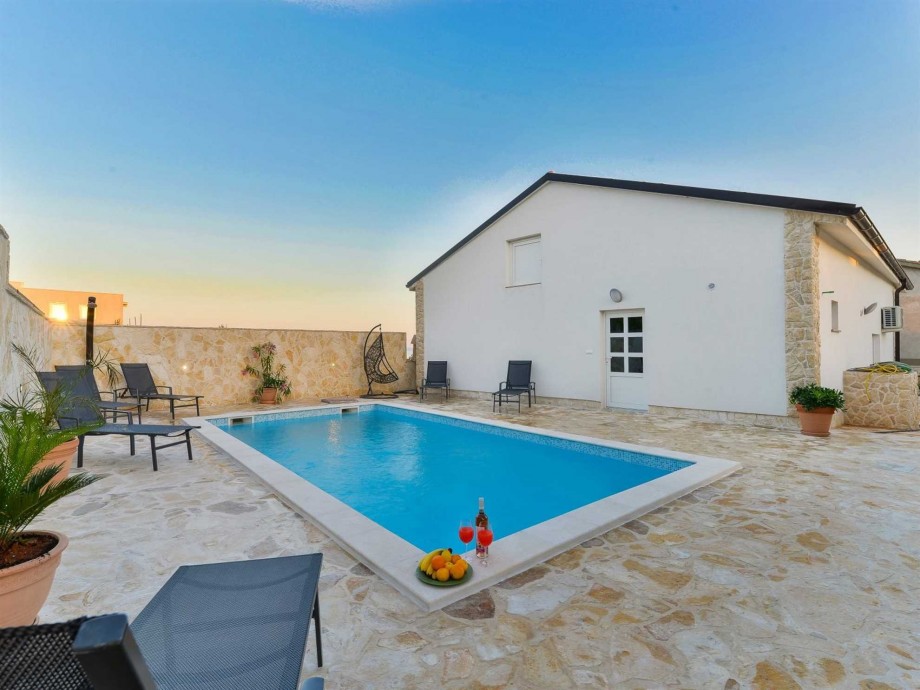 CROWONDER Villa Smile with Swimming Pool