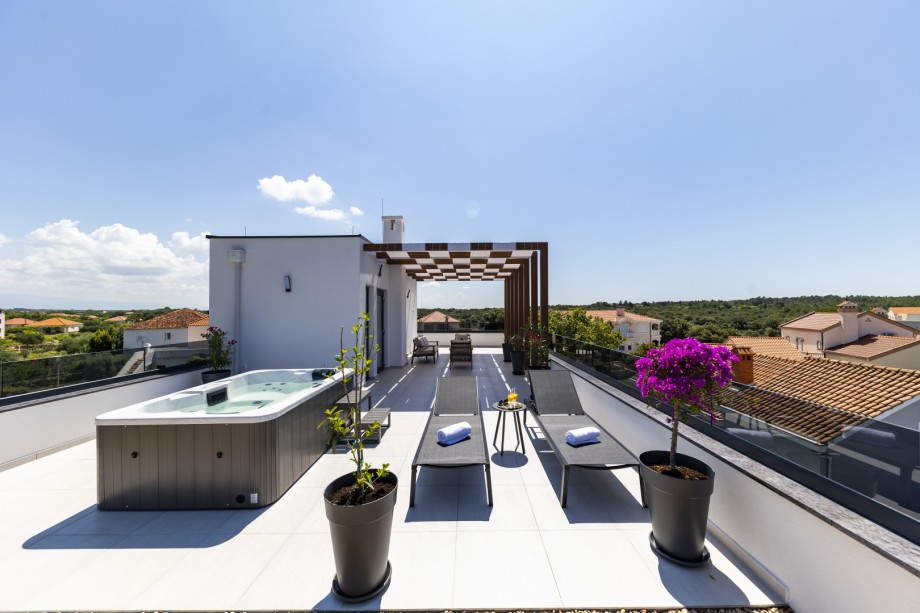 Crowonder Mila Prestige Villa with a Heated Swimming Pool, Sauna and Jacuzzi on the Rooftop