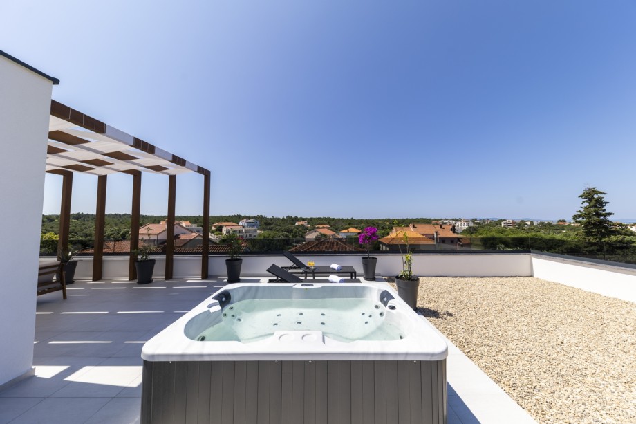 Crowonder Mila Prestige Villa with a Heated Swimming Pool, Sauna and Jacuzzi on the Rooftop