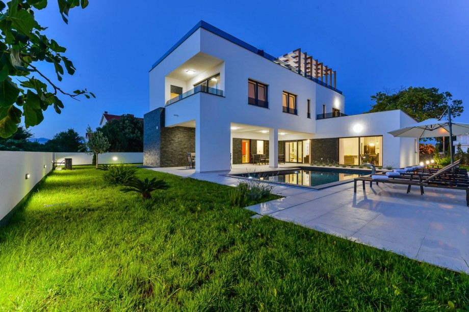 Crowonder Mila Prestige Villa with a Heated Swimming Pool, Sauna and Jacuzzi on the Rooftop