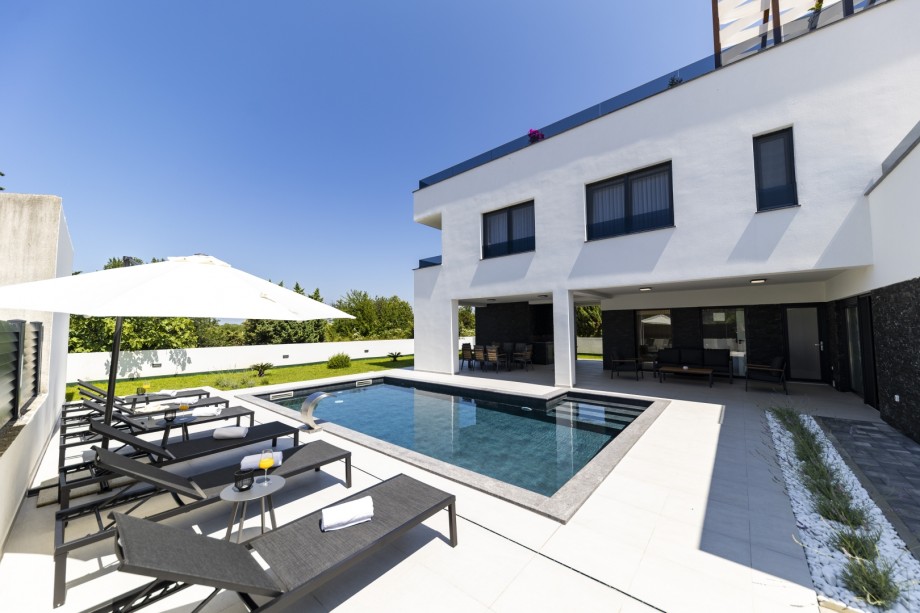 Crowonder Mila Prestige Villa with a Heated Swimming Pool, Sauna and Jacuzzi on the Rooftop