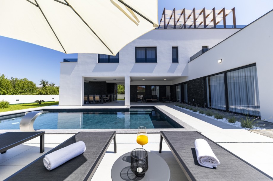 Crowonder Mila Prestige Villa with a Heated Swimming Pool, Sauna and Jacuzzi on the Rooftop