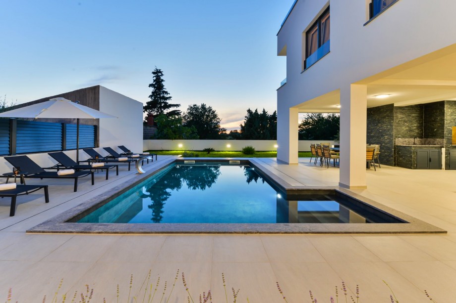 Crowonder Mila Prestige Villa with a Heated Swimming Pool, Sauna and Jacuzzi on the Rooftop