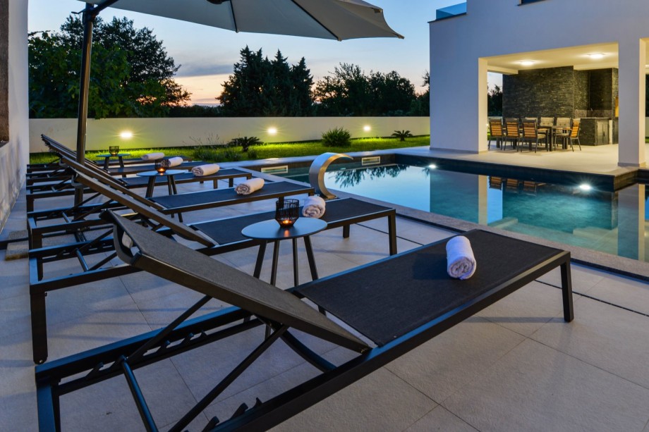 Crowonder Mila Prestige Villa with a Heated Swimming Pool, Sauna and Jacuzzi on the Rooftop