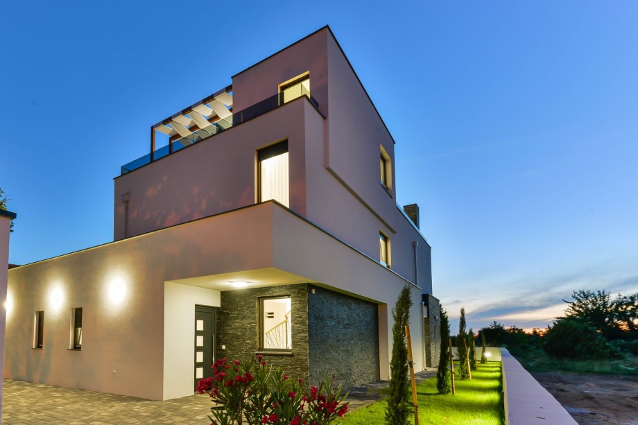 Crowonder Mila Prestige Villa with a Heated Swimming Pool, Sauna and Jacuzzi on the Rooftop