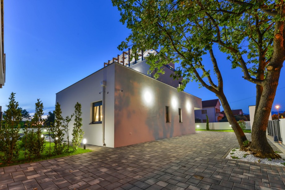Crowonder Mila Prestige Villa with a Heated Swimming Pool, Sauna and Jacuzzi on the Rooftop