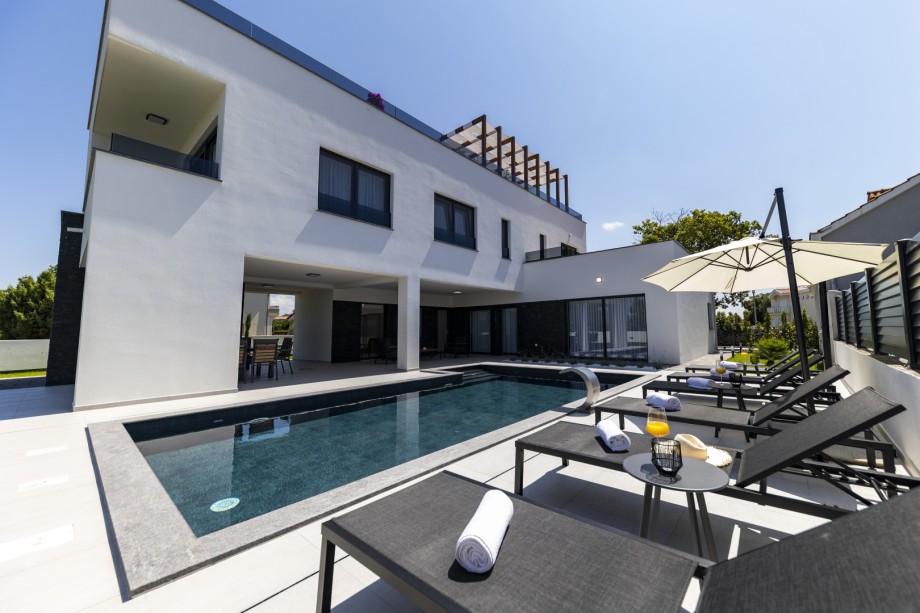 Crowonder Mila Prestige Villa with a Heated Swimming Pool, Sauna and Jacuzzi on the Rooftop