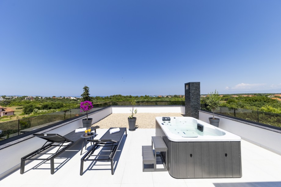 Crowonder Mila Prestige Villa with a Heated Swimming Pool, Sauna and Jacuzzi on the Rooftop