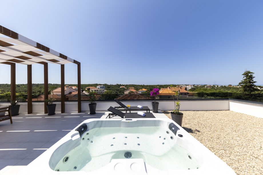 Crowonder Mila Prestige Villa with a Heated Swimming Pool, Sauna and Jacuzzi on the Rooftop