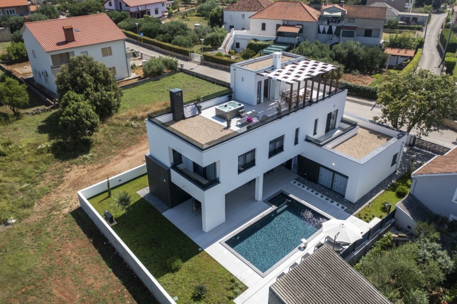 Crowonder Mila Prestige Villa with a Heated Swimming Pool, Sauna and Jacuzzi on the Rooftop