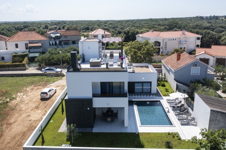 Crowonder Mila Prestige Villa with a Heated Swimming Pool, Sauna and Jacuzzi on the Rooftop