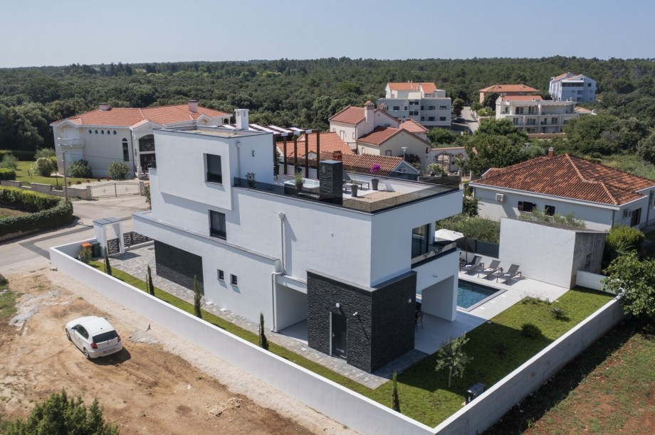Crowonder Mila Prestige Villa with a Heated Swimming Pool, Sauna and Jacuzzi on the Rooftop