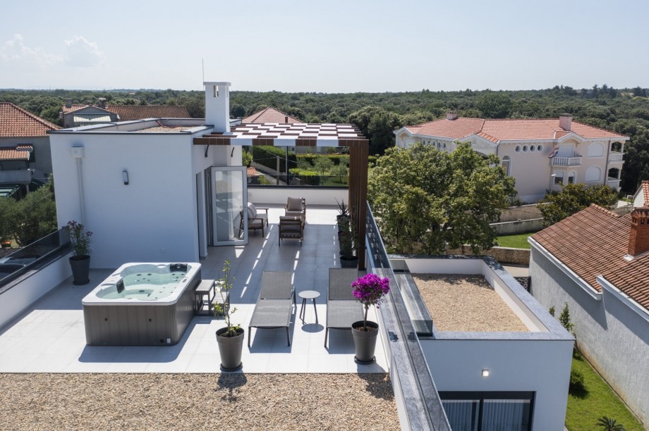 Crowonder Mila Prestige Villa with a Heated Swimming Pool, Sauna and Jacuzzi on the Rooftop