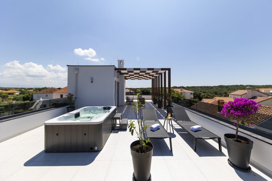 Crowonder Mila Prestige Villa with a Heated Swimming Pool, Sauna and Jacuzzi on the Rooftop