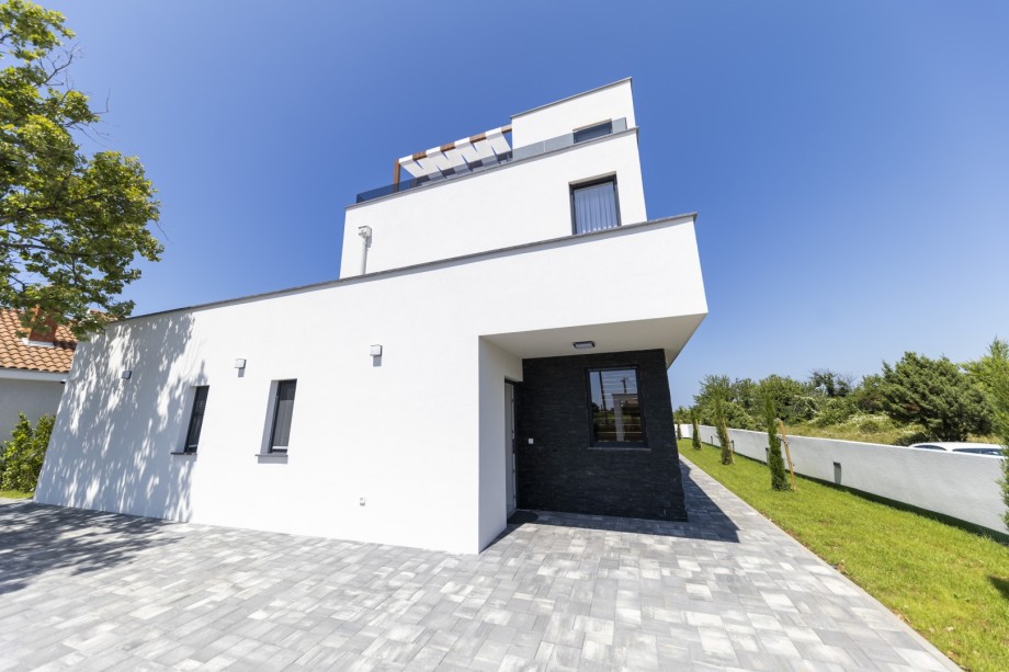 Crowonder Mila Prestige Villa with a Heated Swimming Pool, Sauna and Jacuzzi on the Rooftop