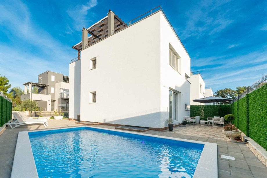 CROWONDER Villa Adriana - villa with Heated Swimming Pool, Jacuzzi and Sauna