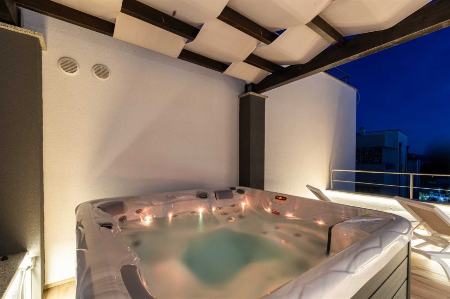 CROWONDER Villa Adriana - villa with Heated Swimming Pool, Jacuzzi and Sauna