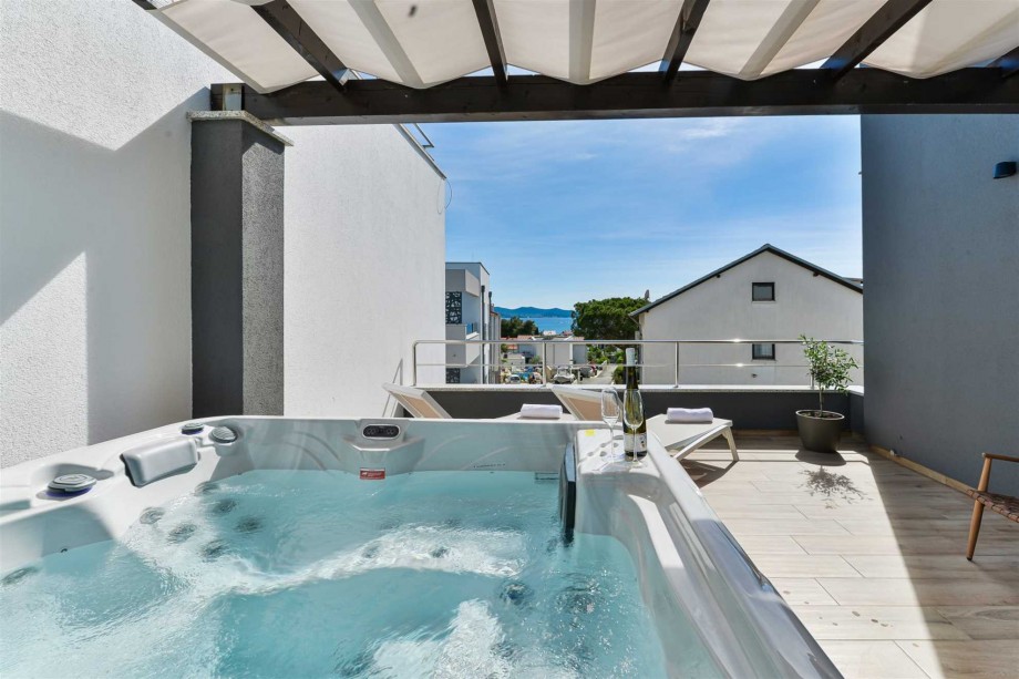 CROWONDER Villa Adriana - villa with Heated Swimming Pool, Jacuzzi and Sauna