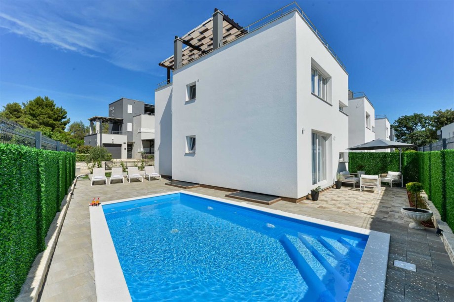 CROWONDER Villa Adriana - villa with Heated Swimming Pool, Jacuzzi and Sauna