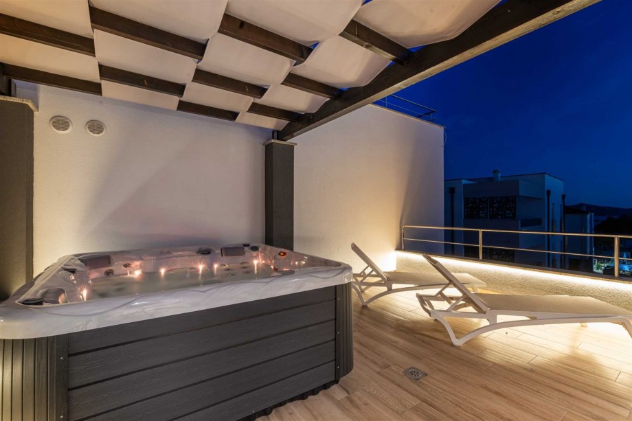 CROWONDER Villa Adriana - villa with Heated Swimming Pool, Jacuzzi and Sauna