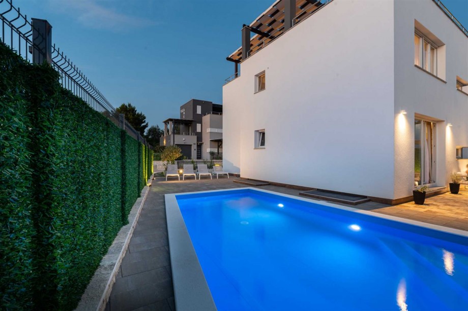 CROWONDER Villa Adriana - villa with Heated Swimming Pool, Jacuzzi and Sauna